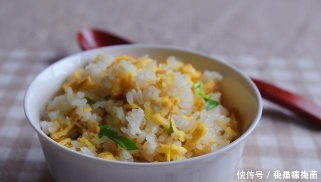 鸡蛋炒饭是先炒鸡蛋还是炒饭,教你正确的方法,米粒清,太香了