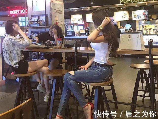 紧身牛仔裤 身材完美的牛仔裤美女,魅力无限,尽显高挑的身材