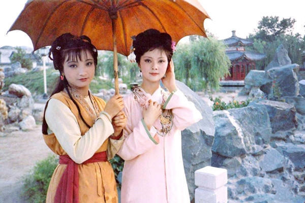 宝钗$宝钗的衣服妆裹死去的金钏儿,真的没忌讳?揭秘玉钏儿的诡异身份