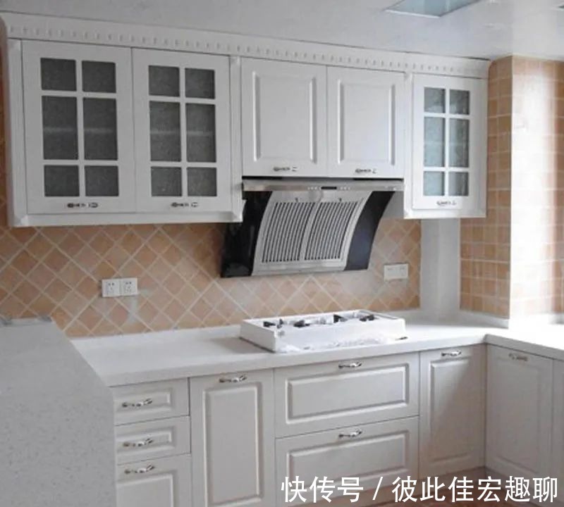 邻居|我家橱柜请师傅安了地脚线,邻居来参观一看,用上50年都不会坏