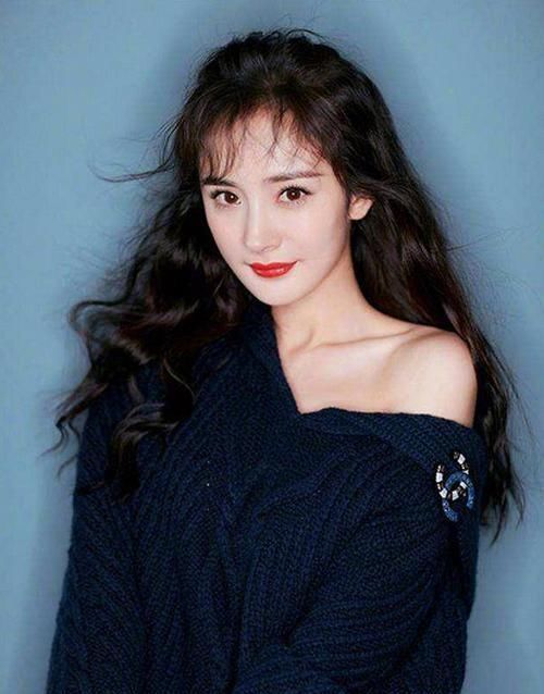 看起来|脸上有这4个“特征”,就放弃“黑长直”吧换上卷发会更女神