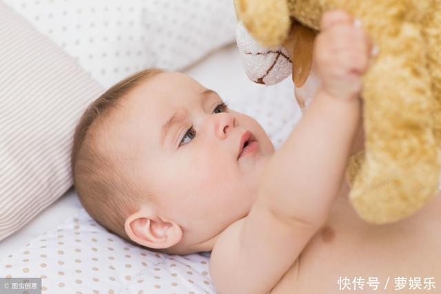 生病|宝宝经常有这5个小举动,家长别以为这是卖萌,可能是生病了