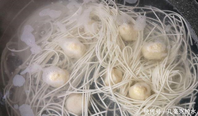 酸汤鱼丸面的做法鲜味十足，还爽口饱腹