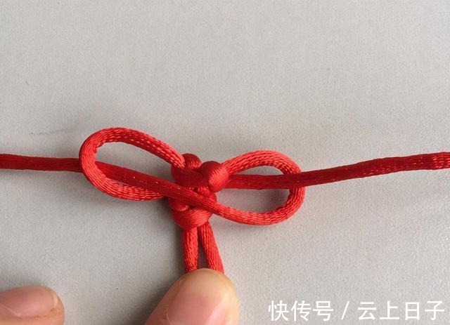 绕圈 心形结手链的编法教程,非常简单,只要2个结法就能编出!收藏了!