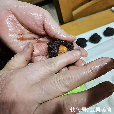 这道蛋黄酥真的是不讲究,有啥放啥都好吃