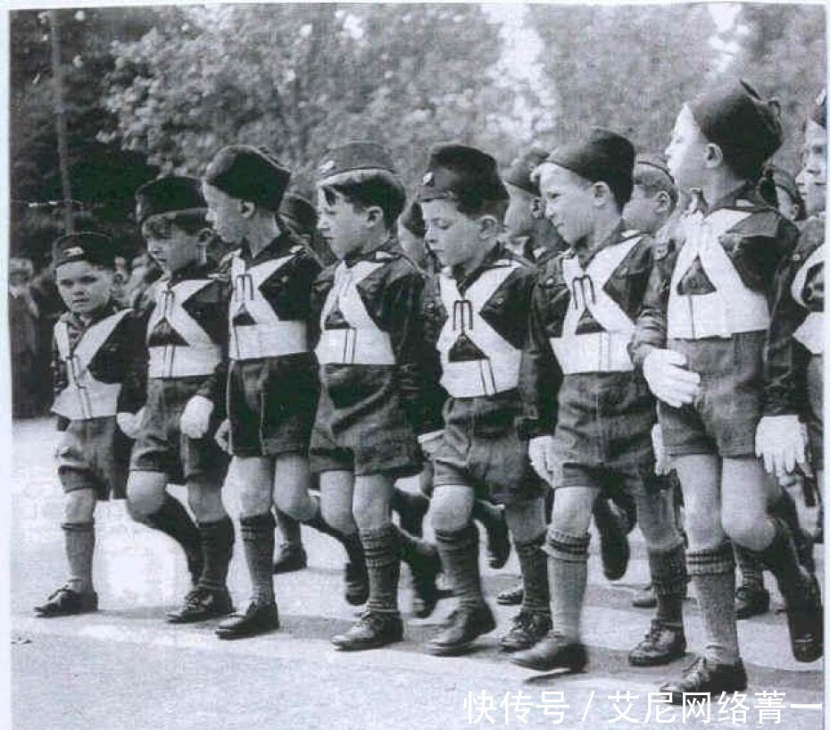 戴笠|墨索里尼送蒋某人防弹斗篷，戴笠开枪一试：一枪两窟窿