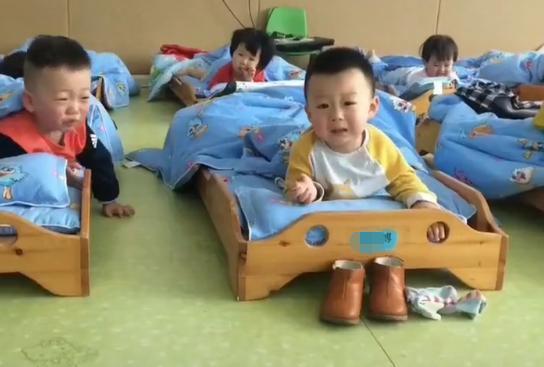 杠精|两位“杠精萌娃”幼儿园吵架走红,红衣萌娃嘿呀,好气啊!