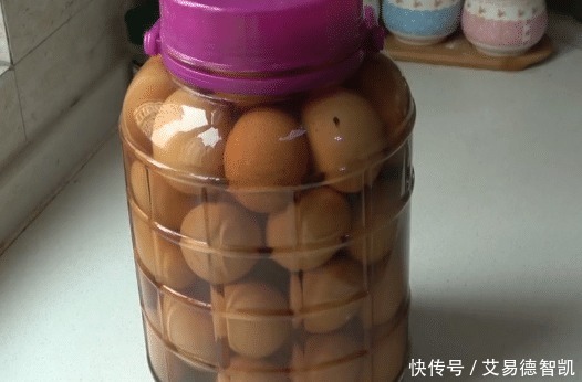 怎样腌出不咸又个个起沙流油的咸鸡蛋?40年的土方子,超简单