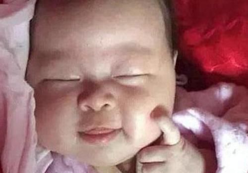 “放飞自我式”睡姿火了,妈妈掀开宝宝被子后笑喷嫦娥奔月