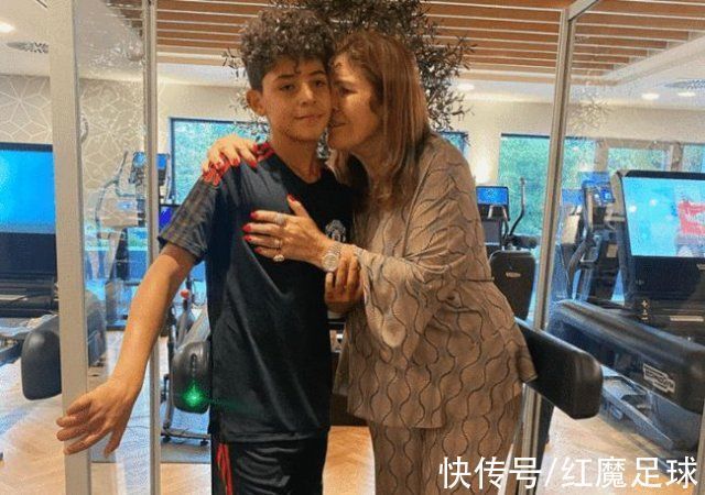 标语|C罗上演首秀!小球迷:C罗叔叔,我能嫁给迷你罗吗?