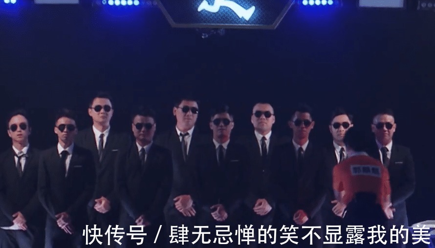 跑男团|郭麒麟有多幽默《奔跑吧》黑衣人努力憋笑，看样子快忍不住了