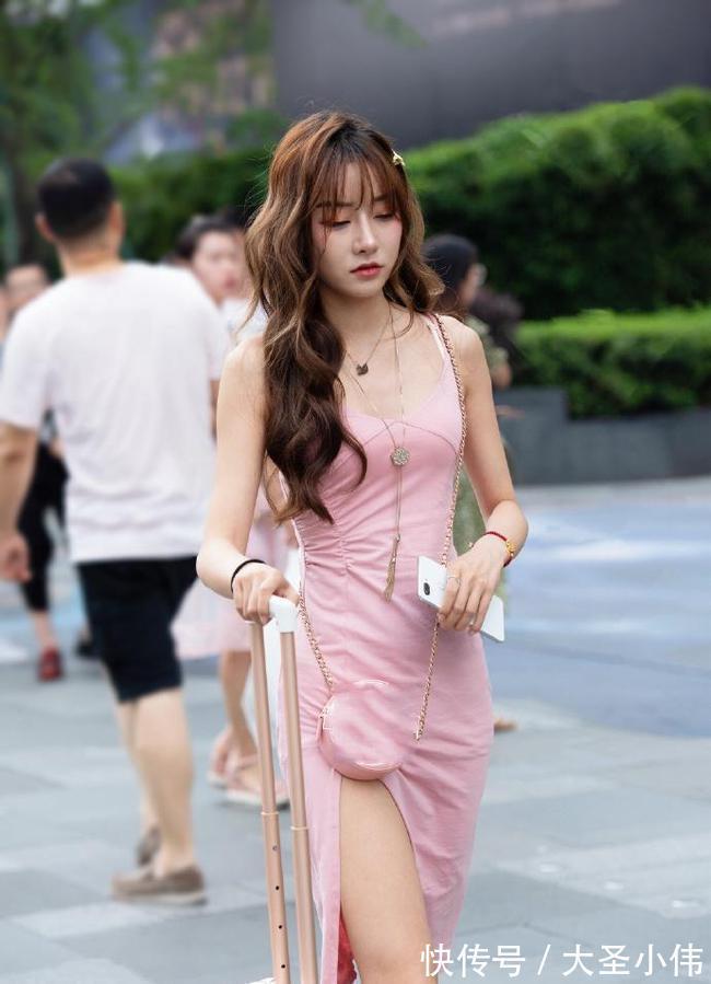 街拍 美女街拍:女同学穿短裙出门,还嫌热非在裙子上“开叉”,大腿都晒黑了