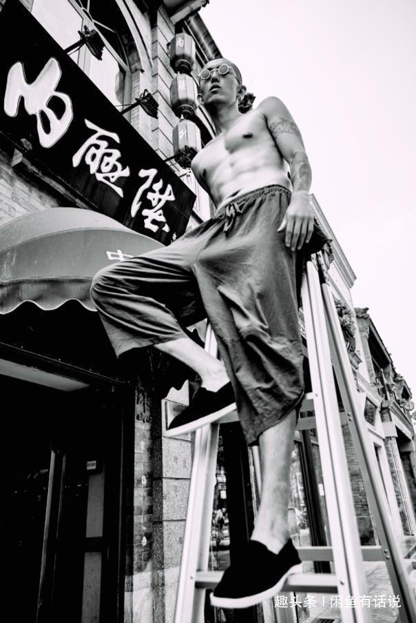 比尔盖茨 男人别总穿皮鞋,闷脚!现在大佬都爱穿“千层底”,舒服还有范