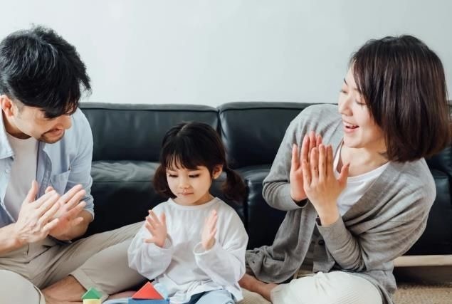 教训|孩子一有机会就偷玩手机，妈妈实在忍不住了，给了他个教训！