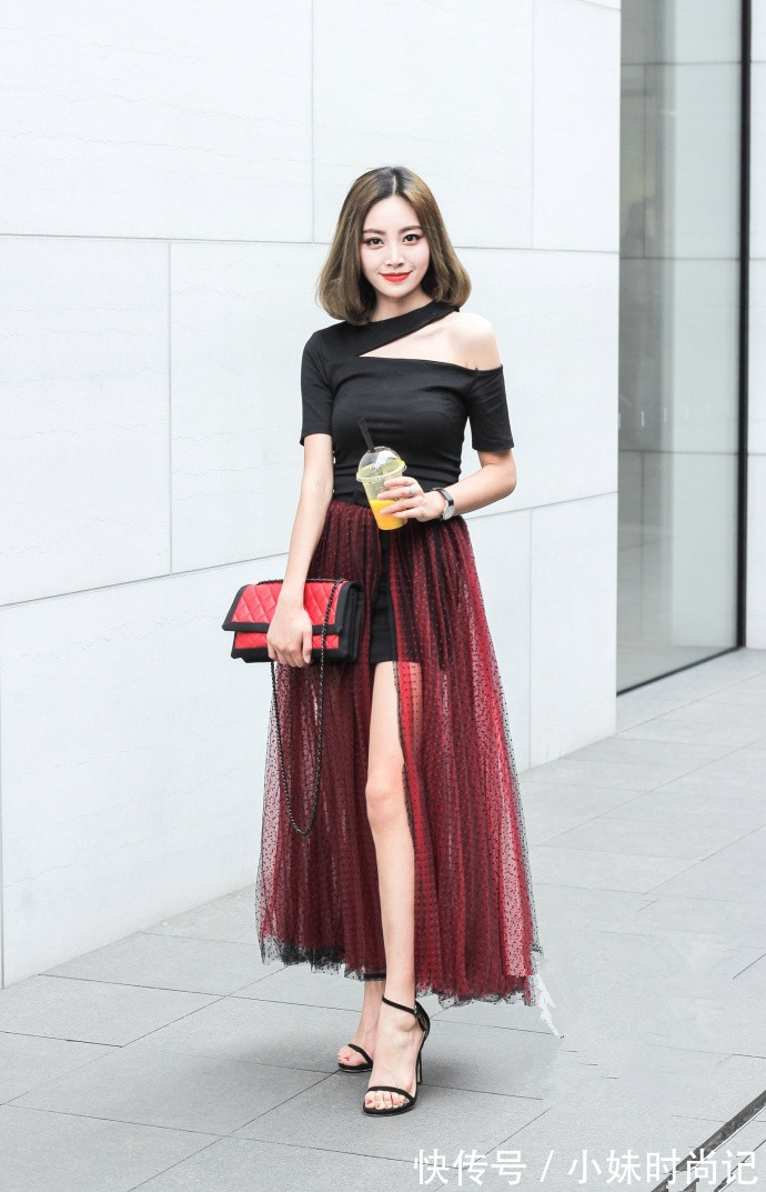 包臀裙 成都街拍,斜肩包臀裙与红色纱纱裙的混搭,让人感觉好仙!
