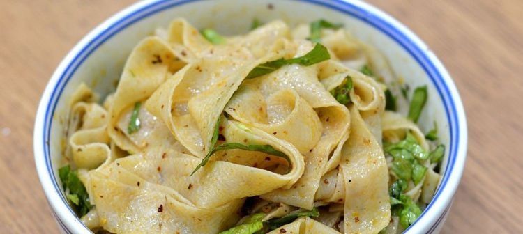 比带汤的臊子面好吃,正宗老陕味道,好吃的红油面皮,5分钟搞定