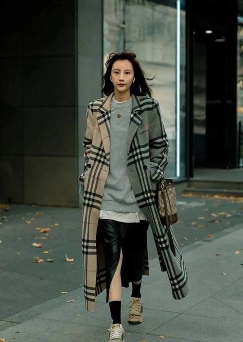 今年火了一种大衣，叫“过膝不过踝”，时髦保暖，小个子也爱了