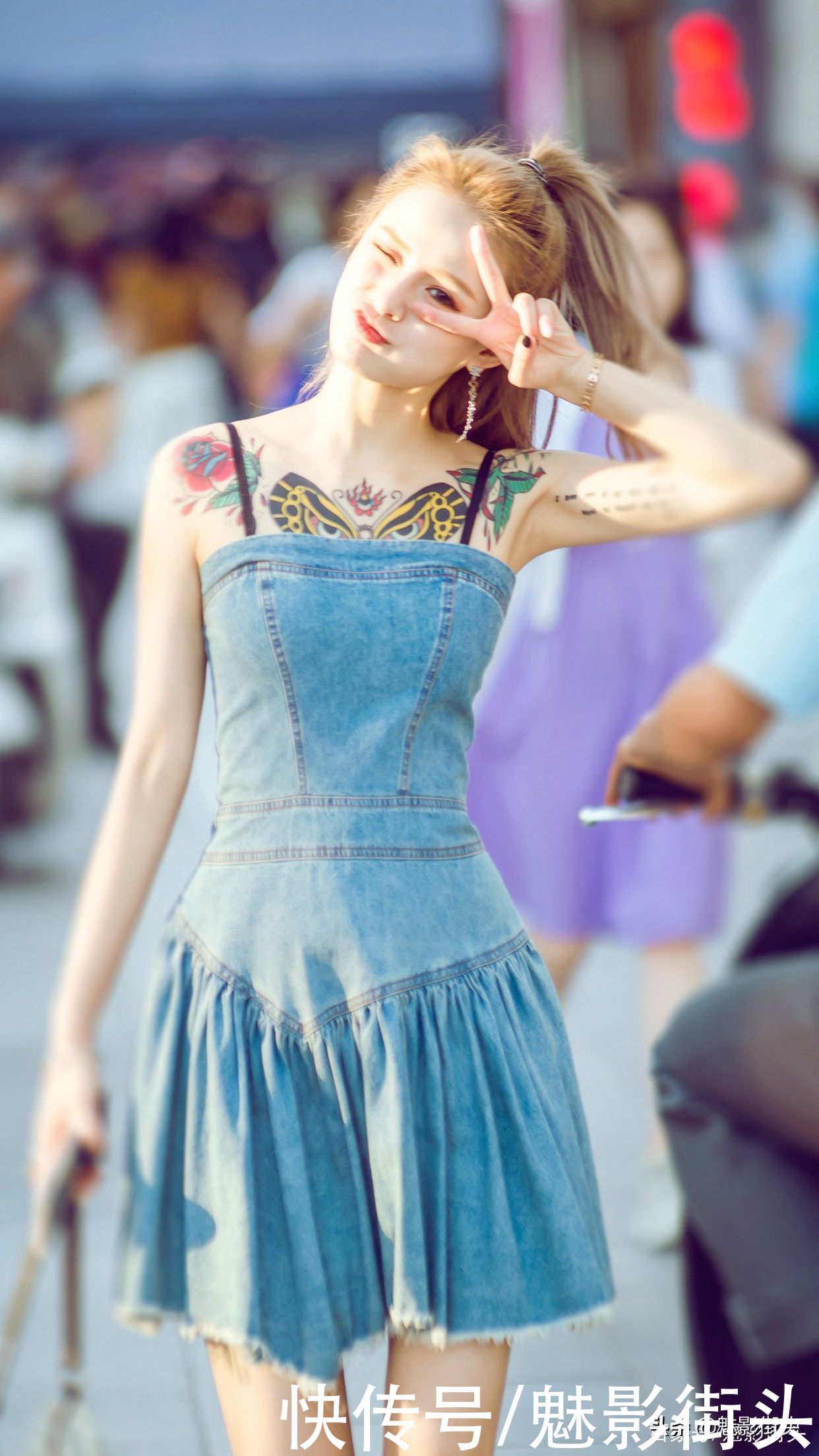 吊带裙|三伏天穿什么?年轻女孩多穿吊带裙,搭配小白鞋,清凉又好看