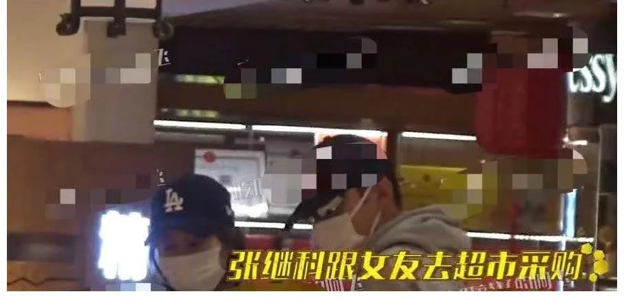 天心媒体拍下樊振东和恋情男友张蕊过上单身生活，看影片逛大型超市卖菜