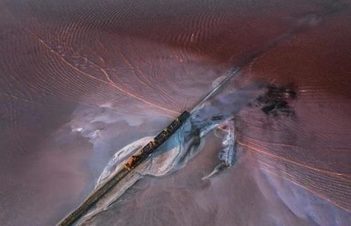 网友|火车驶入粉色盐湖，俄版《千与千寻》如此唯美