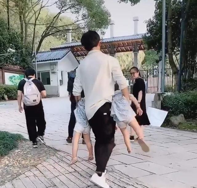 抱抱|舅舅带俩外甥女逛动物园,两娃喊累求抱抱,舅舅生无可恋笑翻网友