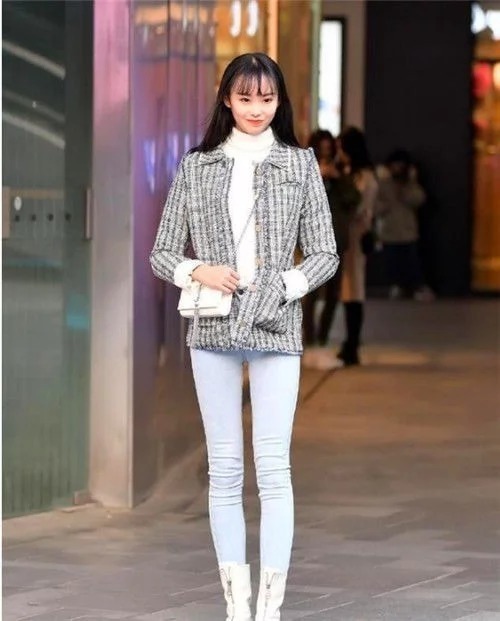 街拍:娇艳如花的美女,身穿粉色镂空裙,尽显低调冷艳的美