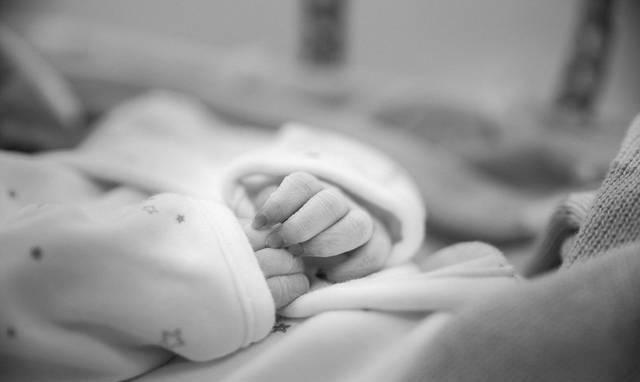 克雷格|母亲苏醒后亲吻被冰冻21天的孩子,将其做成戒指戴在手上