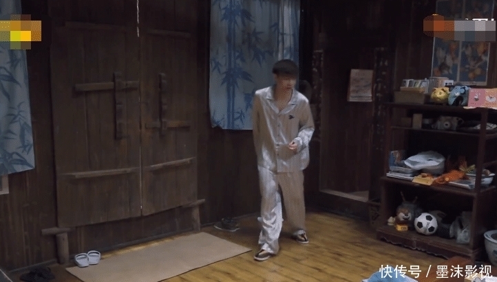 公关 张艺兴发现与杨紫撞睡衣,连忙跑回房间,随后举动让粉丝们笑翻!