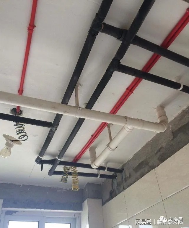 水管|水管铺设走顶还是走地？别选错了，当把房毁了就晚了