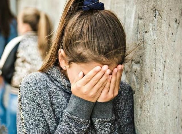 校园暴力|“你只要把他打哭了,打赢了,爸爸回来就奖励你!”