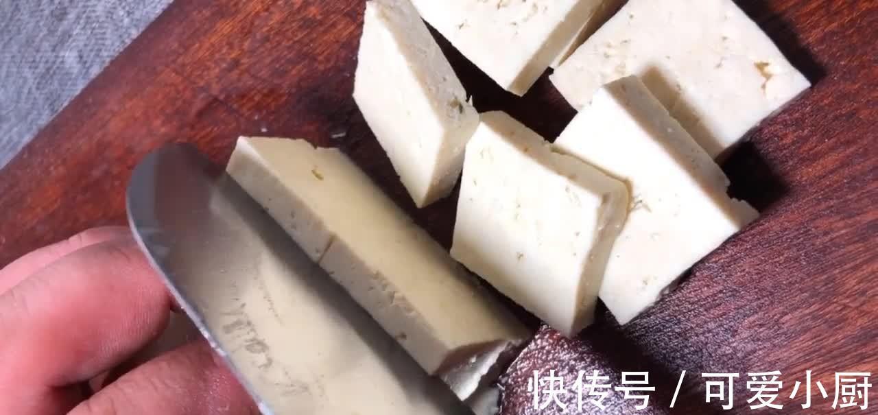 家常版大蒜煎豆腐,料汁鲜浓味美蒜香扑鼻,拿肉都不给换的美味!
