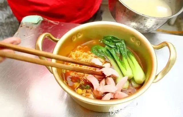 泡面|公布最长肉的主食，热量堪比“喝油”，若你爱吃，身材越来越圆润