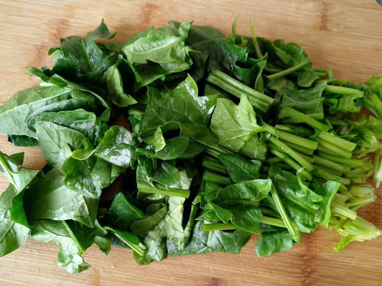 维生素菠菜和鸡蛋摊成饼,5分钟就做好,营养美味,孩子很喜欢吃