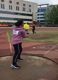 |搞笑GIF:妹子 你这套衣服不错 是你自己做的吧