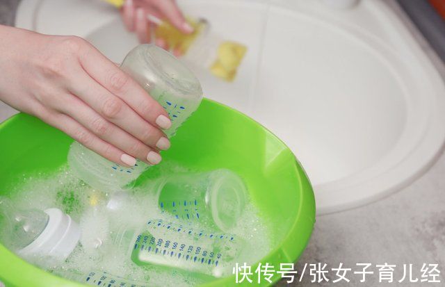 清洁剂|“糊涂”妈妈用开水烫奶瓶,自以为高温杀菌很管用,却害苦了娃