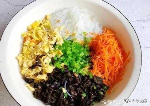 芹菜|酥脆焦黄的黄金元宝馅饼,美味的早餐美食,一碗胡辣汤,人间美味