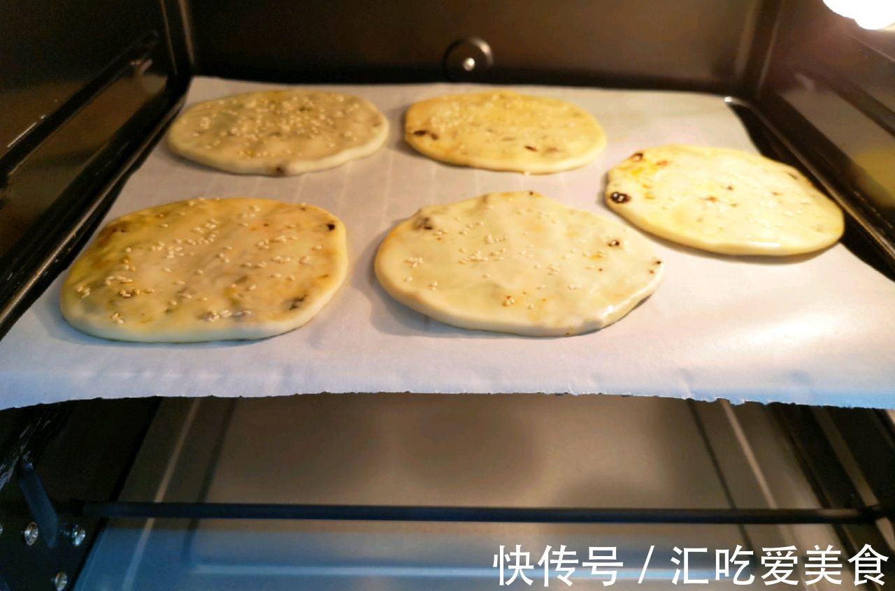 自制梅菜肉酱烧饼,在家也能吃到特色小吃,鲜香适宜,味道很棒