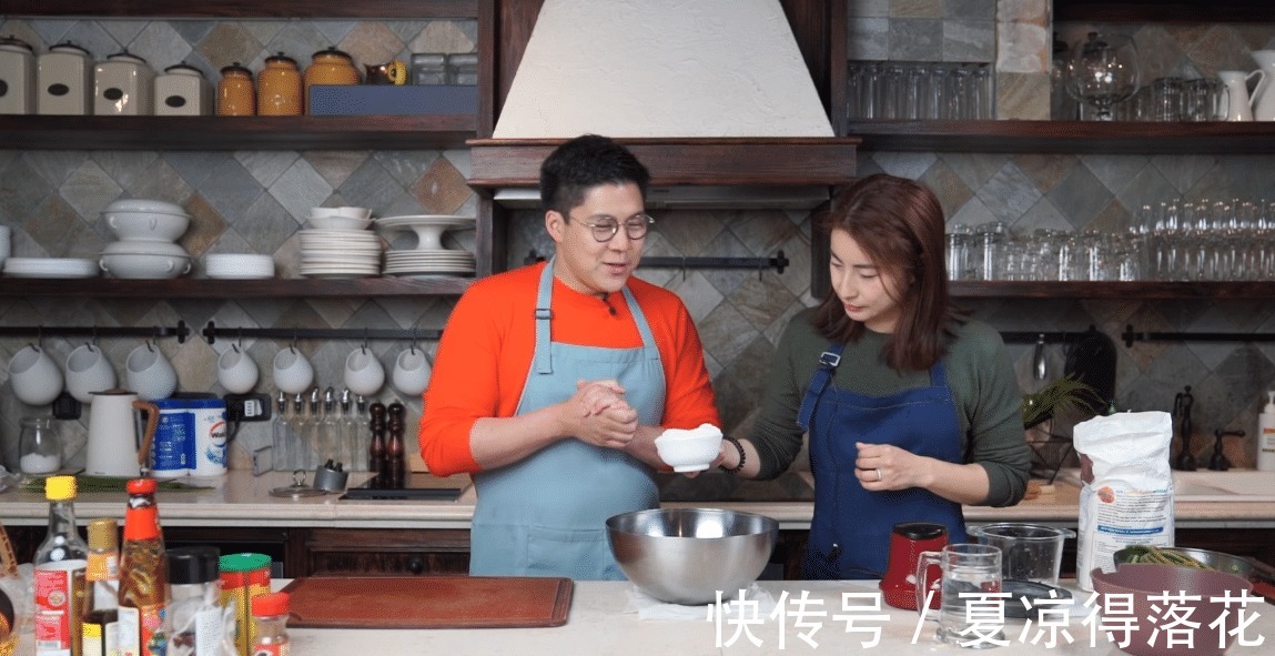霍启刚郭晶晶夫妇包饺子趣事!直接上手搅馅,厨房宽敞像吧台