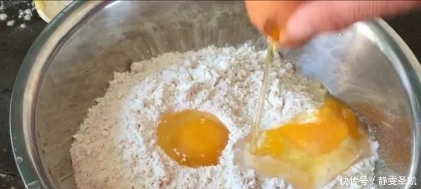 炸油条用小苏打、食用碱全错油条店老板教你正确做法,金黄酥脆