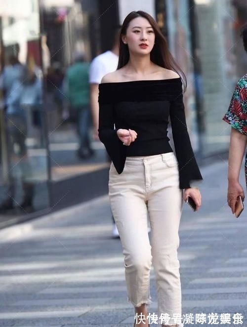 牛仔裤 一字肩上衣搭配牛仔裤,能很好的绽,展现出腰身比例