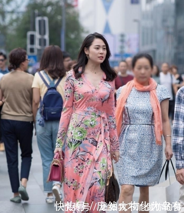 美女|小姐姐这条长裙像戏服，具有别致韵味
