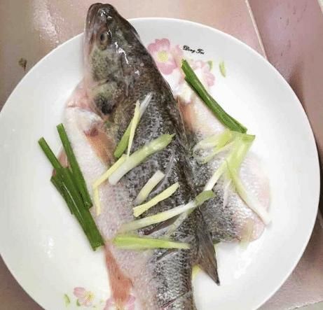 蒸鱼时,别直接放料酒和盐,大厨教你一招,鱼肉又鲜又嫩,还不腥