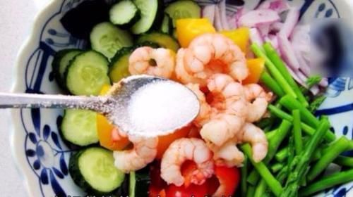 炒菜|炒菜先放盐还是后放盐？医生说，想防治高血压，只要改变这个习惯