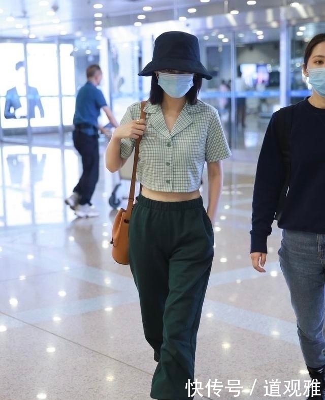 潮感|薇娅不是明星却有潮感,白T恤配粉裤秀身材,甜美清新哪像35岁