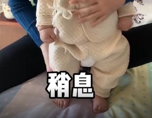 爸妈合体训练娃“摆立正”的姿势走红，网友：当兵要从宝宝抓起！