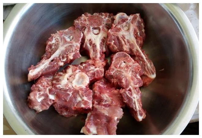 买筒子骨,外行才会只选粗的!养猪佬教你3个技巧一挑一个好