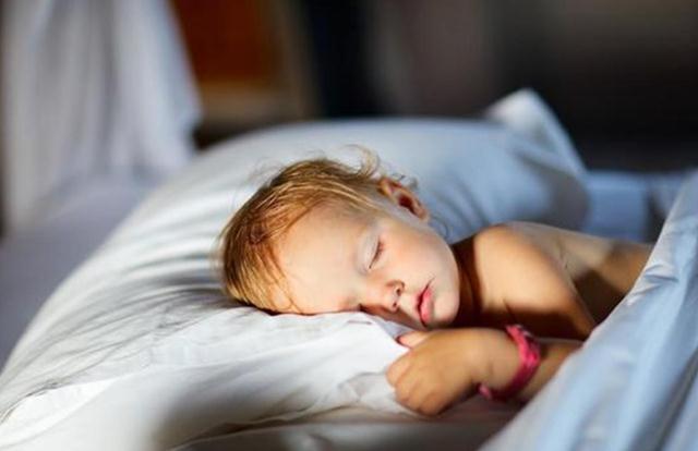 入睡|孩子的入睡时间影响智商?调查结果来了,多半孩子可能不达标