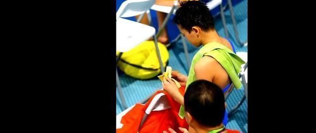 元气满满|全红婵两口吃掉半根香蕉!队医为她掰开收拾皮:元气满满又拿第一