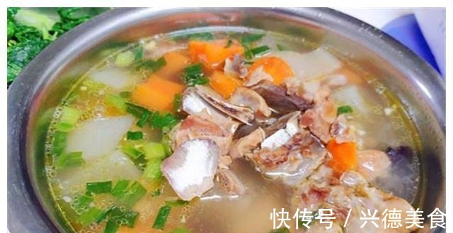 孩子满月爸妈来探望,我特意下厨做了一桌菜,他们都夸我嫁对了!