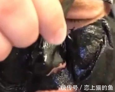 亮点|男子将女友黑色面膜抹脸上,撕下来的那一刻,男子表情成亮点